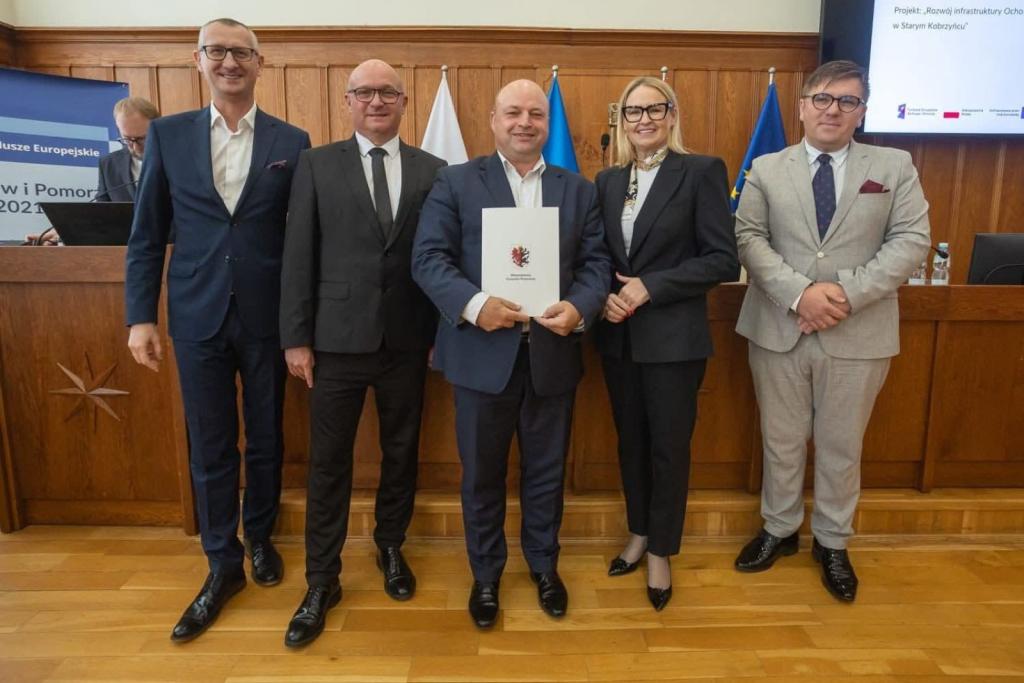 Zdjęcie przedstawia wójta Zbigniewa Zgórzyńskiego oraz władze województwa